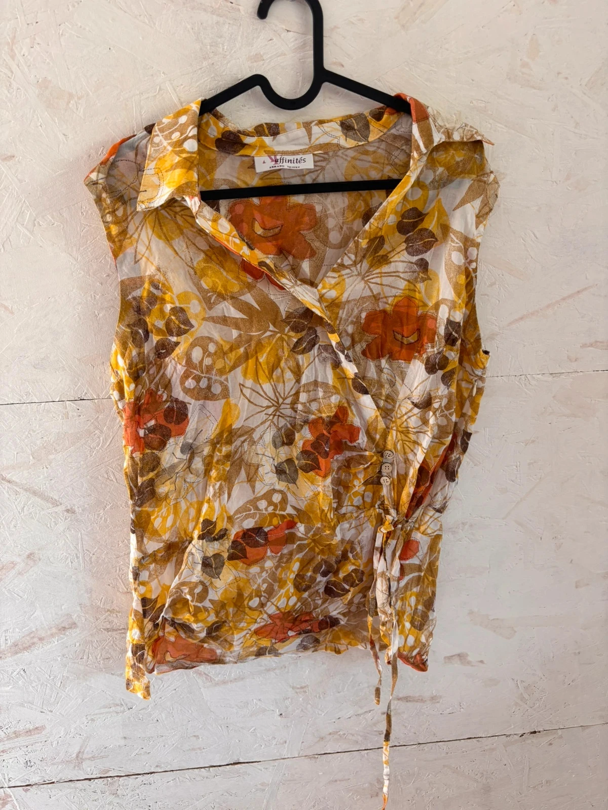 Blouse sans manches cache-cœur motifs fleurs Affinités (Armand Thiery) Taille 42 (estimée)